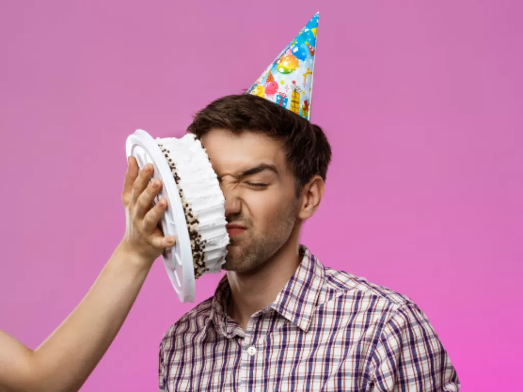 Ilustrasi kue ulang tahun dilempar ke wajah (Freepik)