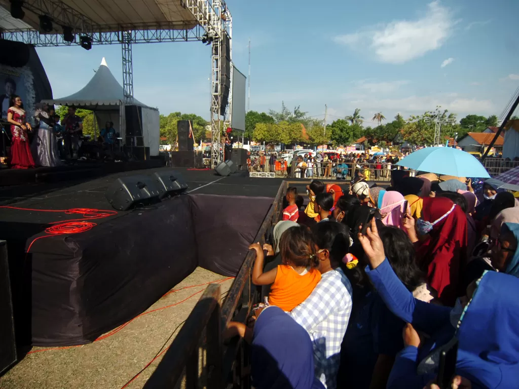 Sejumlah warga tidak mengenakan masker menyaksikan musik dangdut di Lapangan Tegal Selatan, Tegal, Jawa Tengah, Rabu (23/9/2020). (ANTARA FOTO/Oky Lukmansyah)