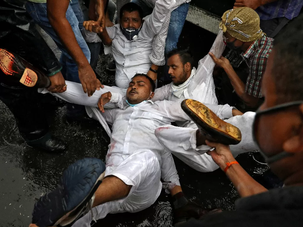Pendukung partai Kongres oposisi utama India bereaksi ketika mereka ditahan oleh polisi selama protes terhadap undang-undang pertanian baru, di Kolkata, India (REUTERS/Rupak De Chowdhuri)
