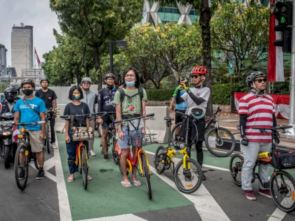 Pesepeda berhenti dan berdiri tegak dengan sikap sempurna selama tiga menit di Jalan MH Thamrin, Jakarta, Senin (17/8/2020). (ANTARA/Aprillio Akbar)
