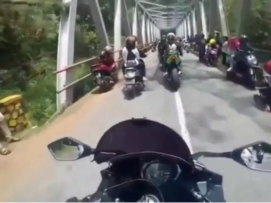  Cuplikan video disaat anak muda yang nongkong di jembatan. (photo/Instagram/@agoez_bandz4)