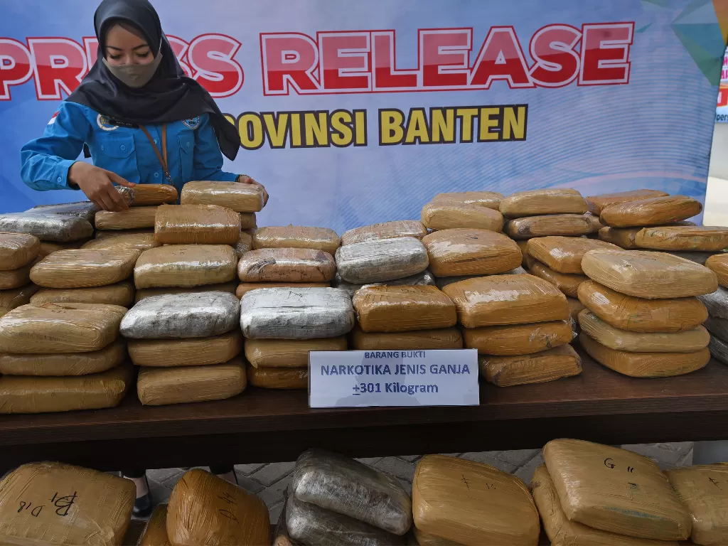 Petugas Badan Narkotika Nasional (BNN) Provinsi Banten menumpuk puluhan paket ganja kering saat rilis penyelundupan ganja dari Aceh di Serang, Banten, Rabu (30/9/2020). ANTARA FOTO/Asep Fathulrahman
