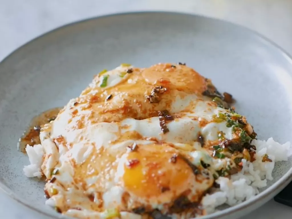 Ilustrasi nasi telur kecap. (Youtube/Willgoz Kitchen)