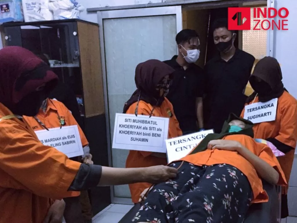 Momen rekonstruksi kasus klinik aborsi di Jakarta Pusat. (INDOZONE/Samsudhuha Wildansyah)