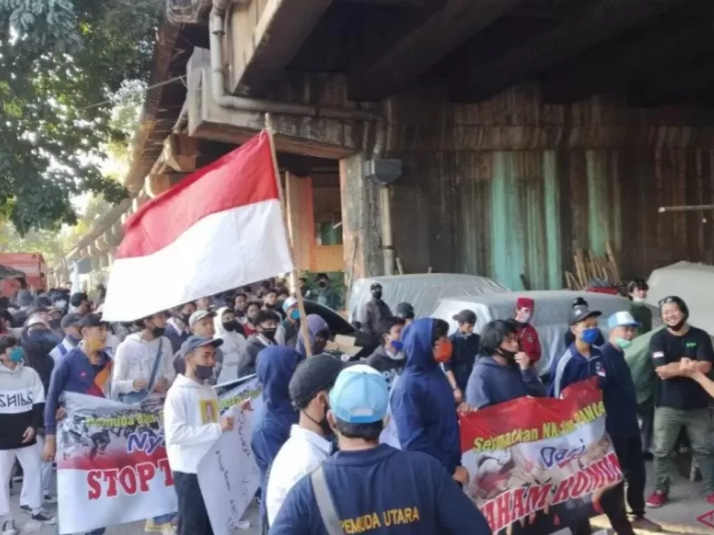 Ratusan pemuda dan pelajar menggelar aksi damai menolak Partai Komunis Indonesia (PKI) di Jalan Sungai Bambu Raya, Tanjung Priok, Jakarta Utara, Rabu (30/9/2020) petang. (ANTARA/Fauzi Lamboka)