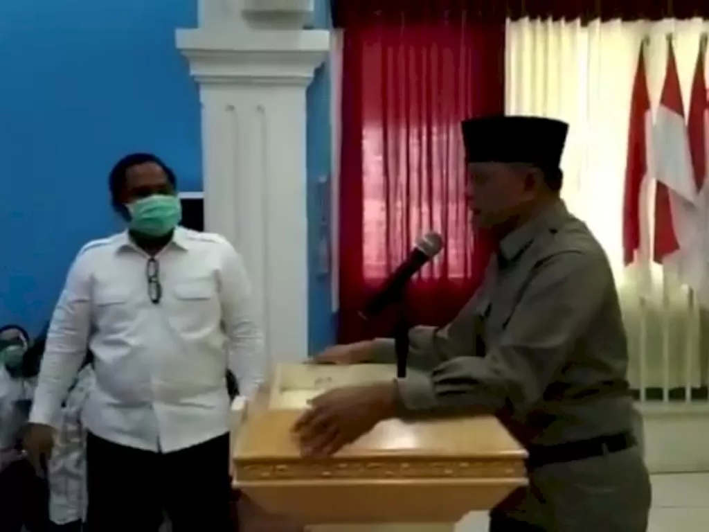 Tangkapan layar viral video acara KAMI di Surabaya dibubarkan polisi. (Twitter)