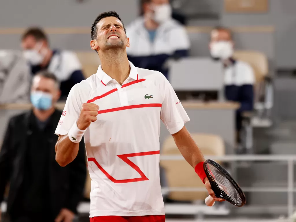 Novak Djokovic dari Serbia merayakan kemenangannya pada pertandingan putaran pertama melawan petenis Swedia Mikael Ymer (REUTERS/Gonzalo Fuentes)