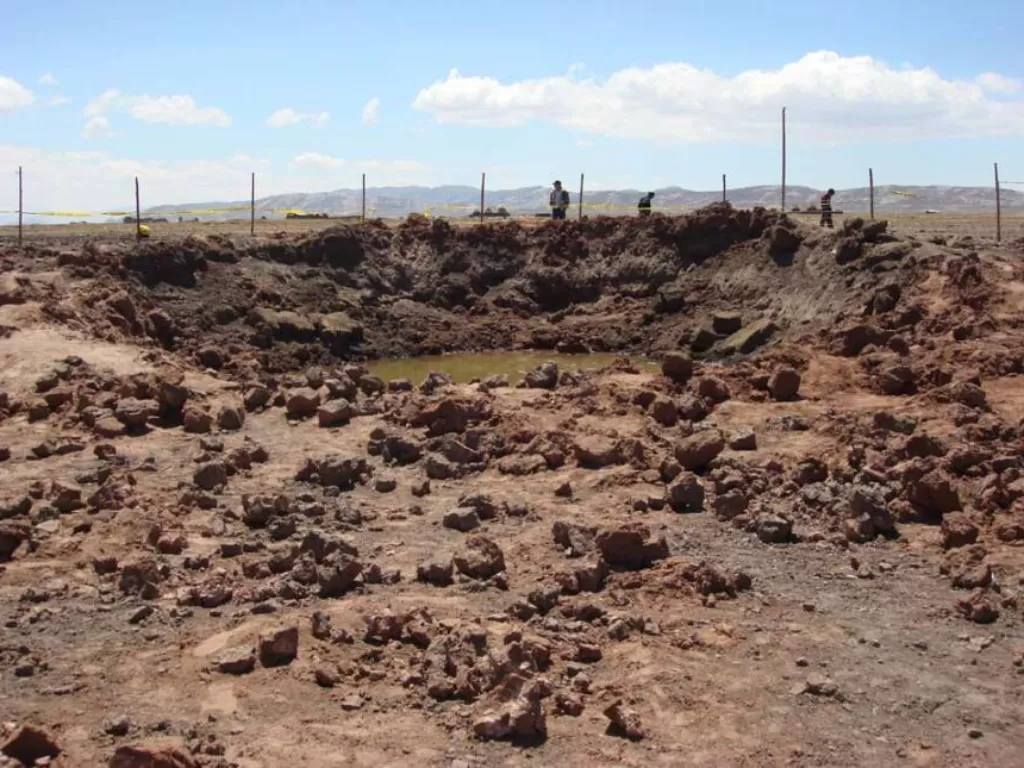 Kawah hasil dari hantaman meteroit di Carancas, Peru. (Michael Farmer / meteoriteguy.com)