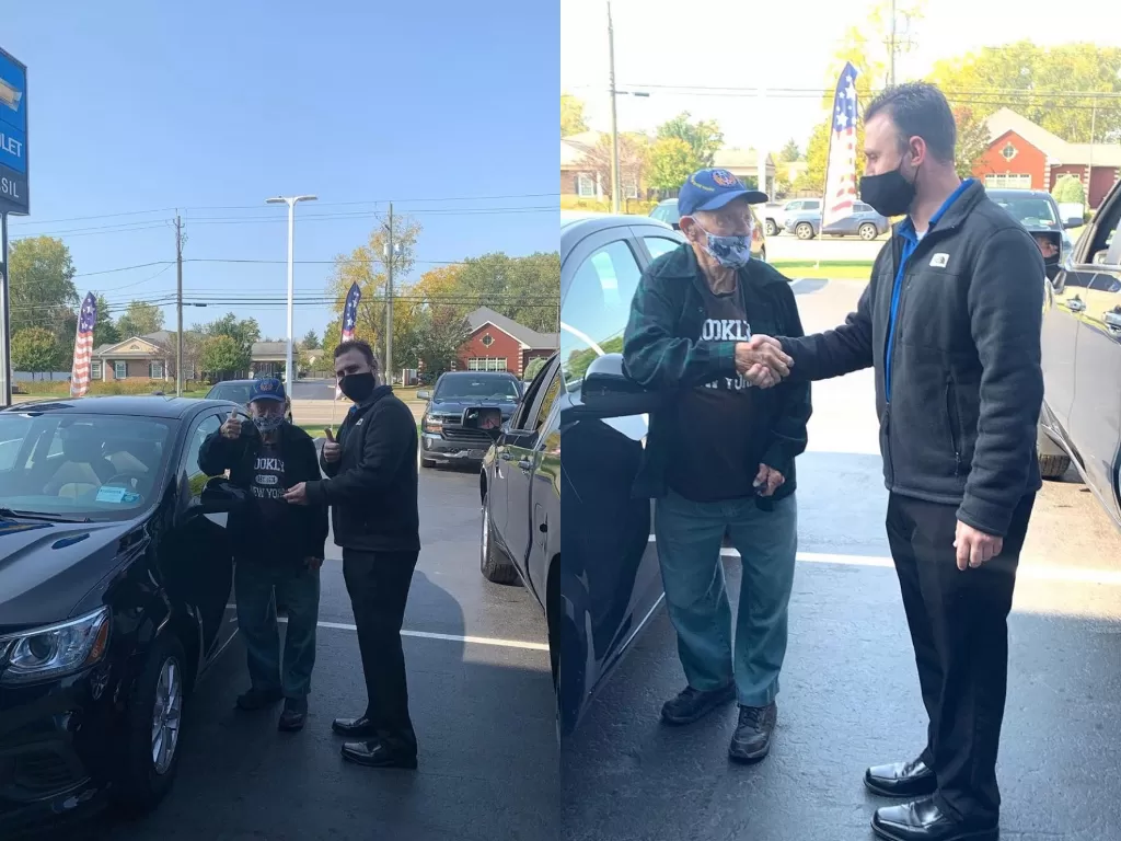 Dealer Chevrolet saat memberi mobil kepada seorang veteran perang (photo/Facebook/Joe Basil Chevrolet)