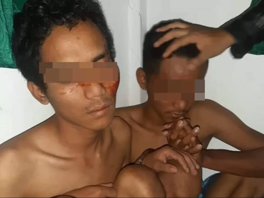 Dua pemuda kembar di Sukabumi babak belur dihajar massa yang menuduh mereka ingin membunuh ustadz. (Ist)