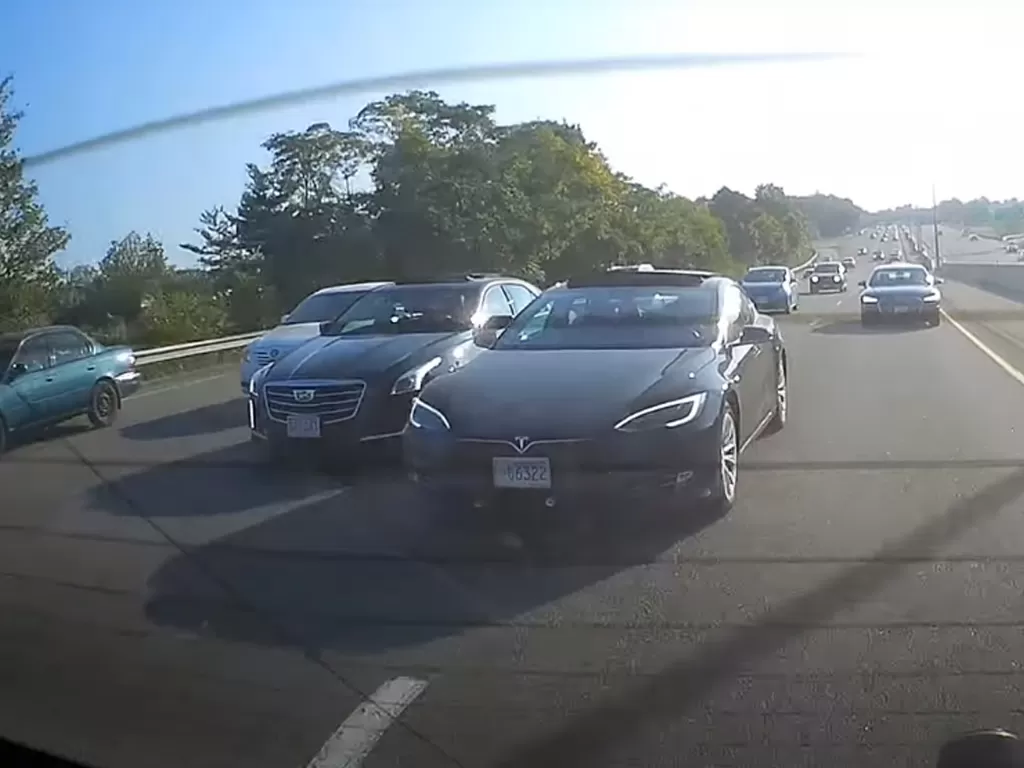 Mobil Tesla Model S saat berkendara secara ugal-ugalan (photo/YouTube/Boston Massachusetts)