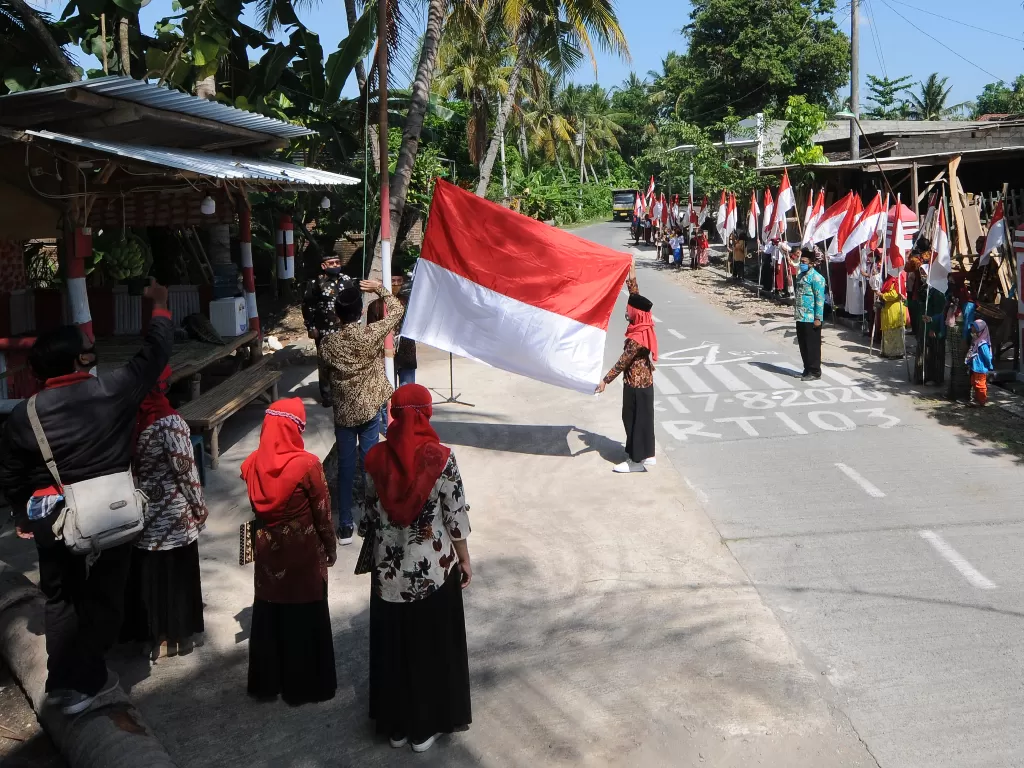 Sejumlah warga mengikuti upacara Hari Kesaktian Pancasila di Krakitan, Bayat, Klaten, Jawa Tengah, Kamis (1/10/2020). ANTARA FOTO/Aloysius Jarot Nugroho