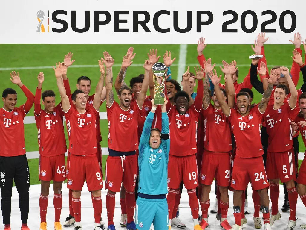 Manuel Neuer dari Bayern Munich dan rekan setimnya merayakan dengan trofi setelah memenangkan Piala Super (REUTERS/Andreas Gebert)