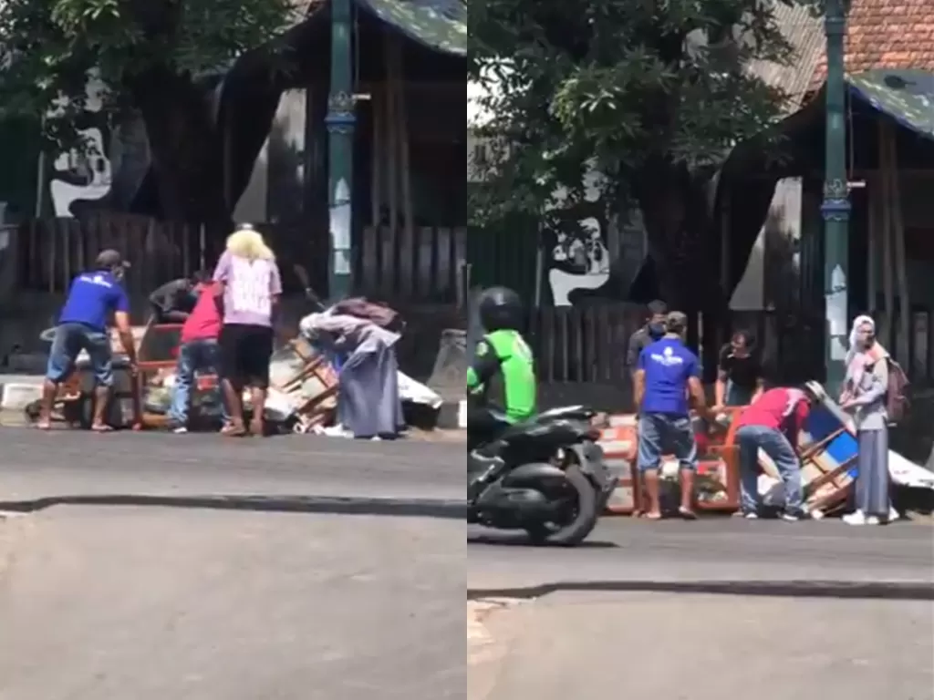 Cuplikan video saat pendagan somay membangunkan gerobaknya dibantu oleh warga. (photo/Twitter/@Adindatitan1)