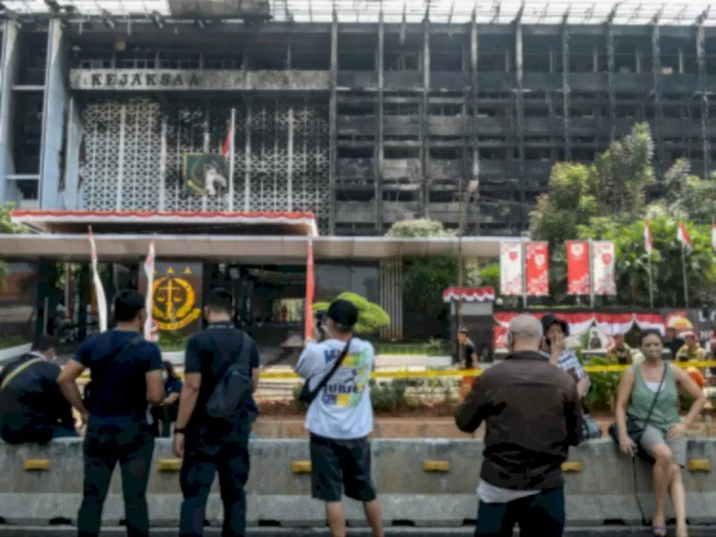 Kondisi gedung utama Kejaksaan Agung yang terbakar di Jakarta. (ANTARA FOTO/Galih Pradipta)