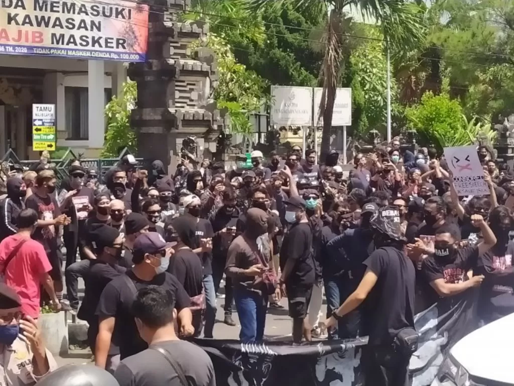 Ilustrasi-aksi tuntut bebaskan Jrx di depan Pengadilan Negeri Denpasar, Kamis (29/9/2020). (Foto: Antara/Ayu Khania Pranisitha) 