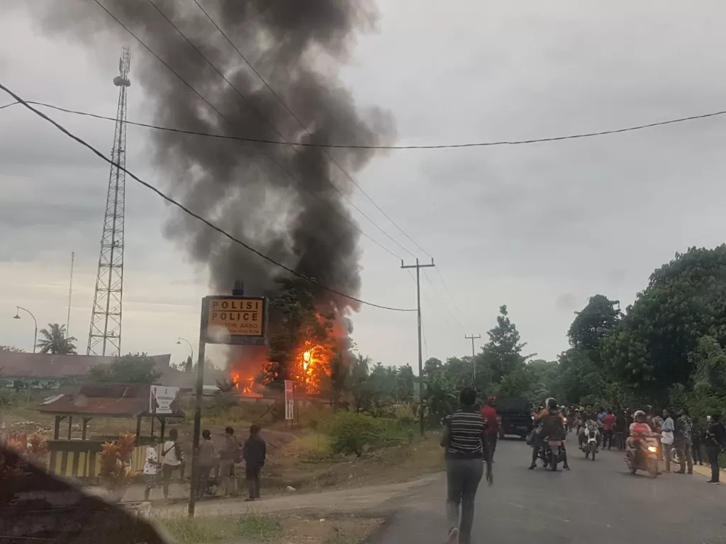 Pengerusakan dan pembakaran Kantor Bupati Keerom, Papua oleh massa yang tak terima hasil pengumuman CPNS. (Humas Polda Papua)