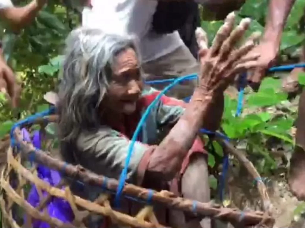  Cuplikan video saat nenek yang ditemukan setelah hilang 10 hari. (photo/Instagram/denpasar.viral)
