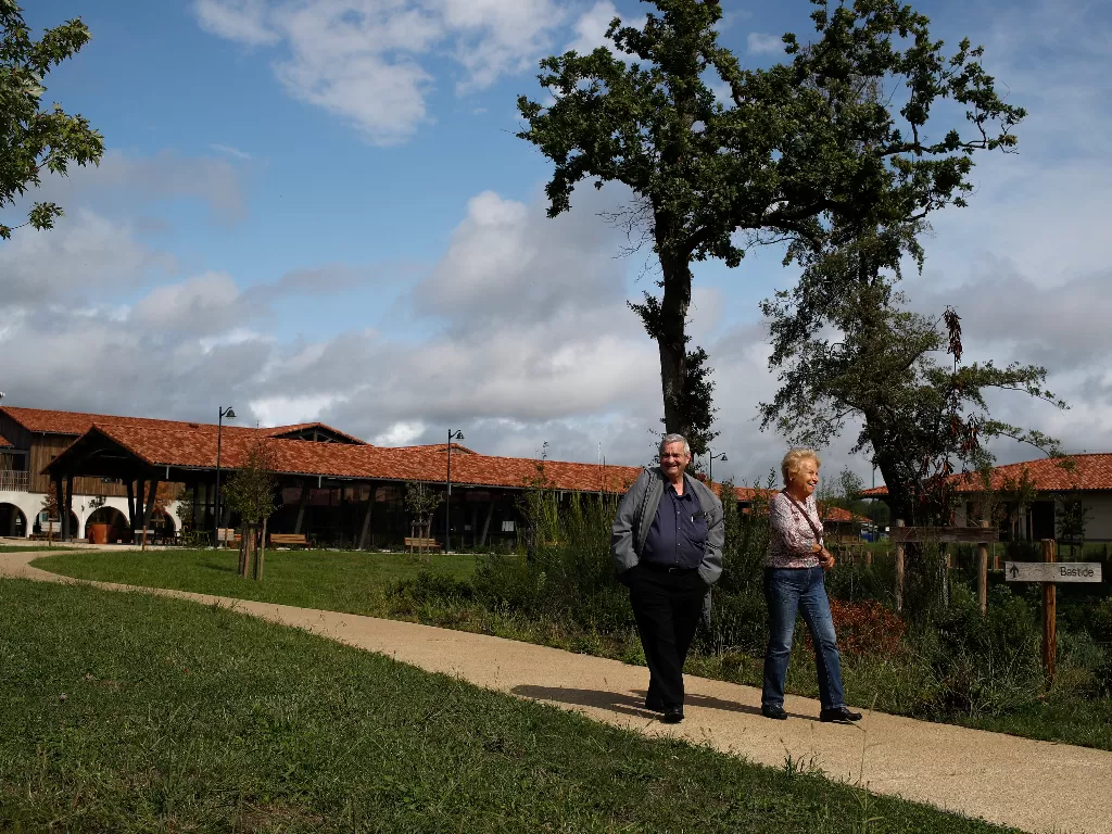 Pasien Alzheimer James, 73, dan Marie-Christiane berjalan di situs Village Landais Alzheimer di Dax, Prancis (REUTERS/Gonzalo Fuentes)