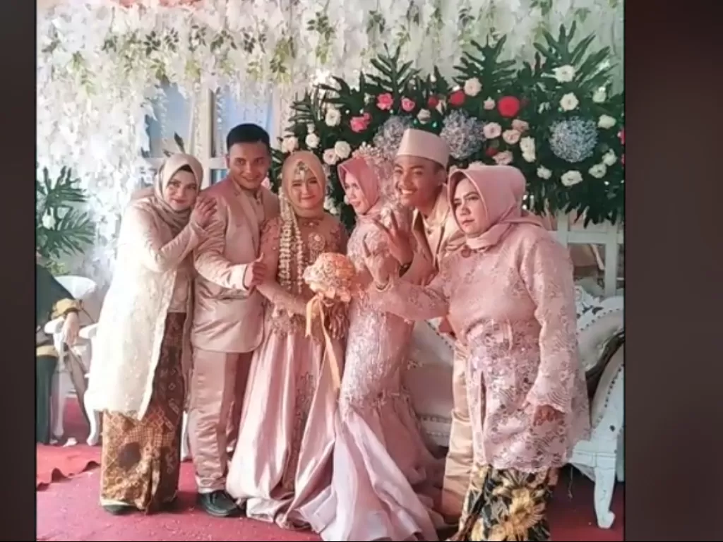 Anak kembar nikah barengan jadi sorotan netizen (Tiktok)