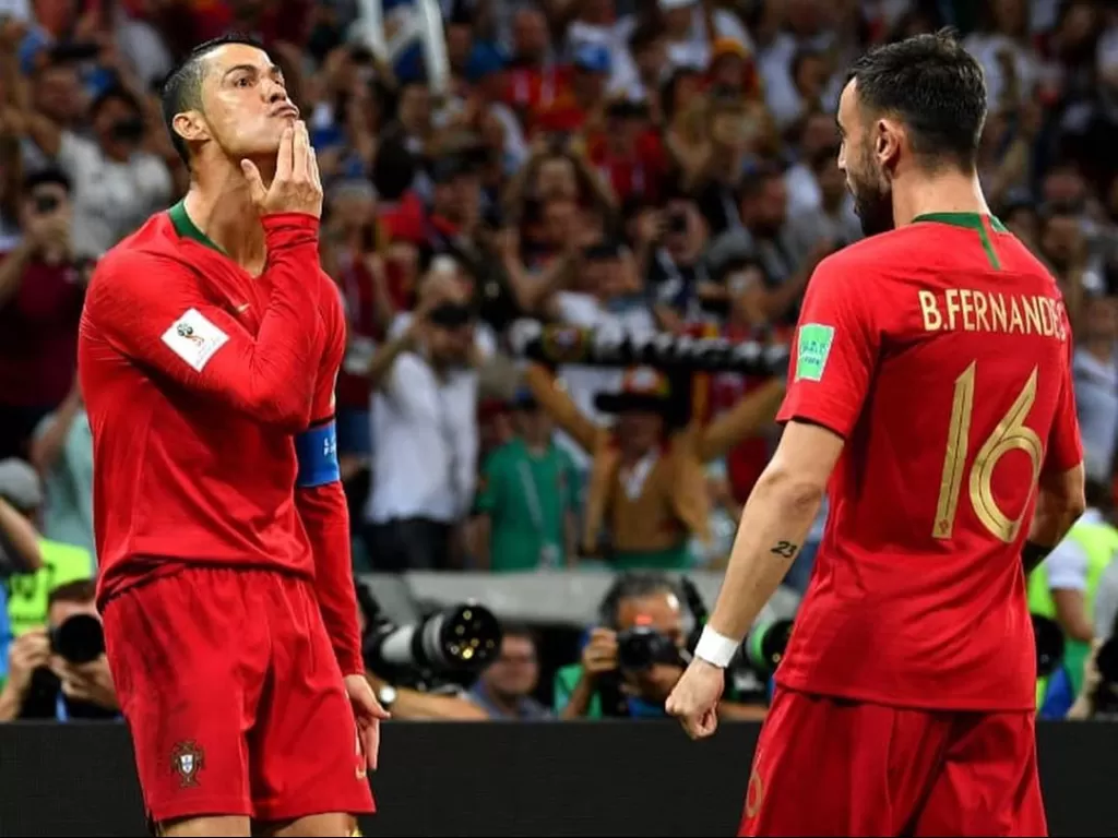 Bruno Fernandes dan Cristiano Ronaldo berkostum timnas Portugal. (photo/Instagram/@brunofernandes.10)