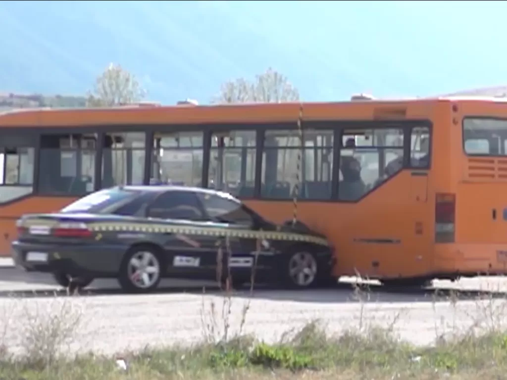Momen ketika mobil Opel Omega menabrak sebuah bus sekolah (photo/YouTube/Bri4ka. COM)