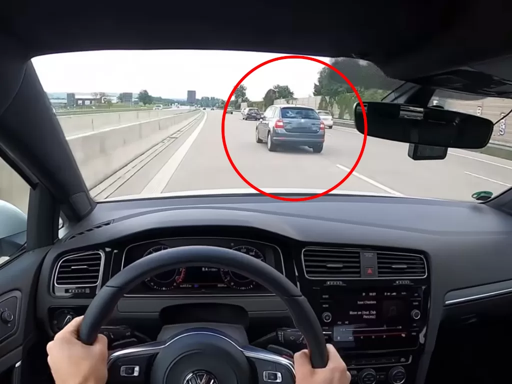 Detik-detik mobil Volkswagen Golf GTI mengalami kecelakaan (photo/YouTube/Carpool of Eren)