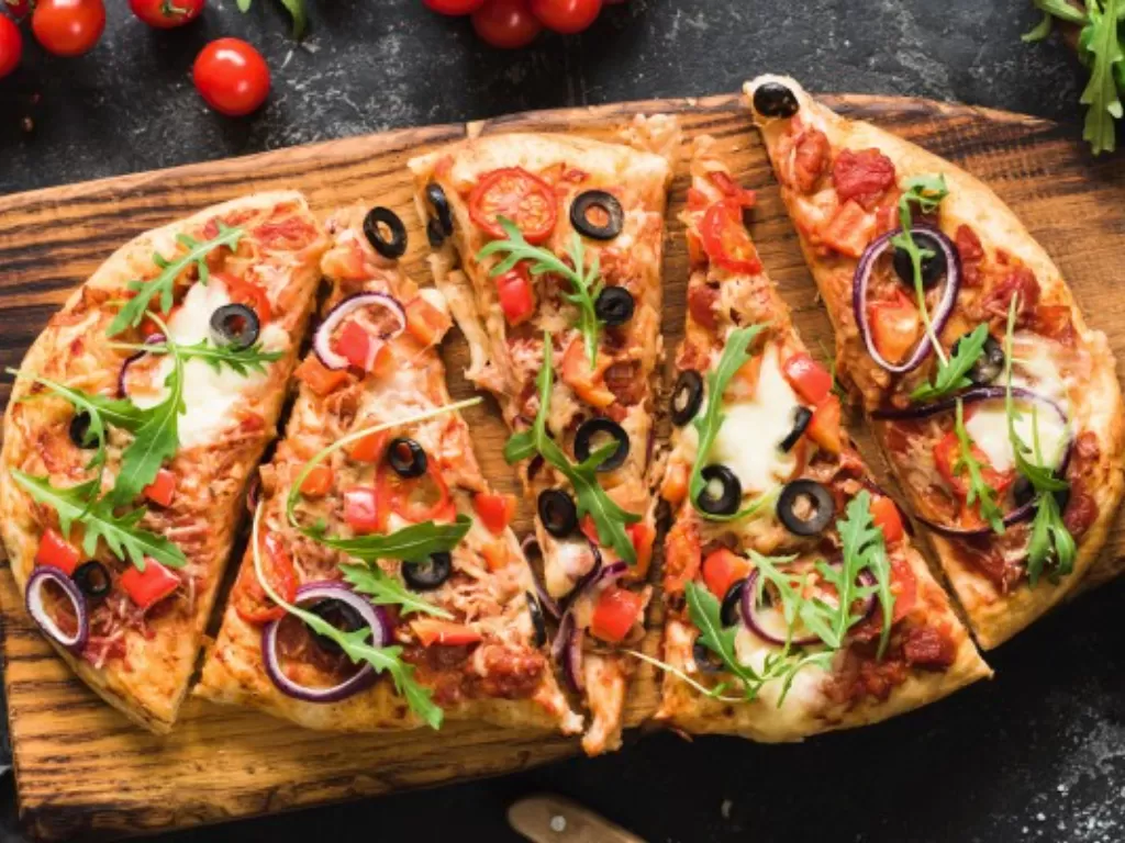 Ilustrasi Pizza topping tuna. (lovemysalad.com)
