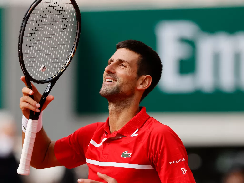 Novak Djokovic dari Serbia merayakan kemenangannya pada pertandingan putaran kedua melawan petenis Lithuania Ricardas Berankis (REUTERS/Christian Hartmann)