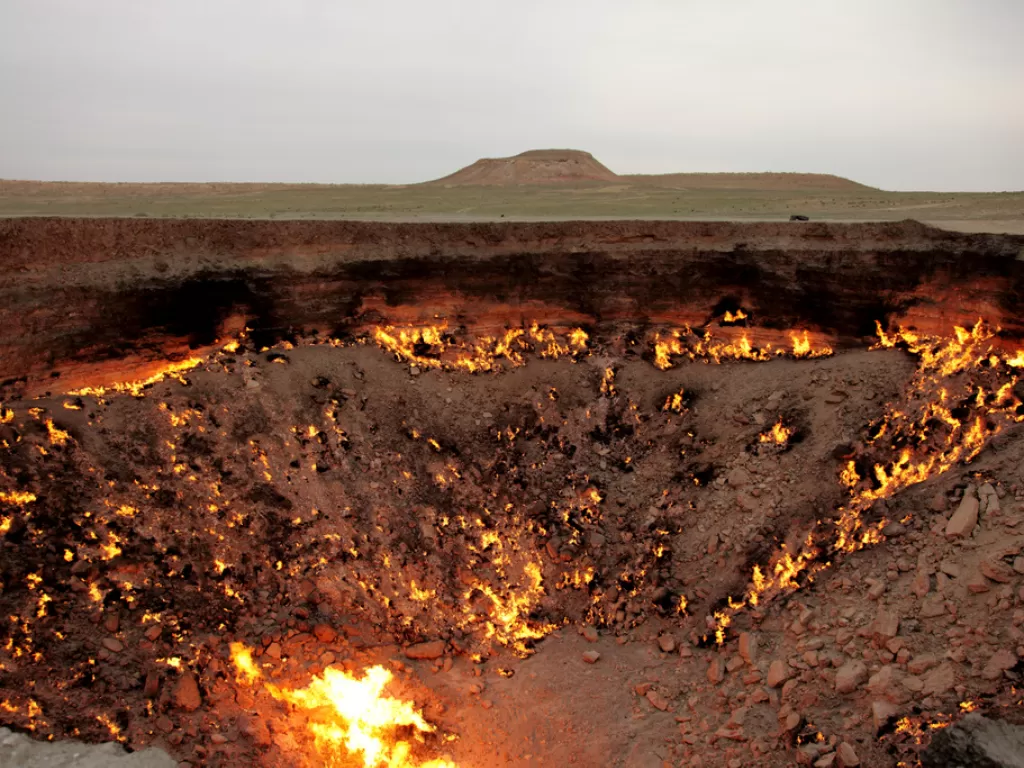 Kawah gas terbakar di Turkmenistan. (coomons.wikimedia.org)