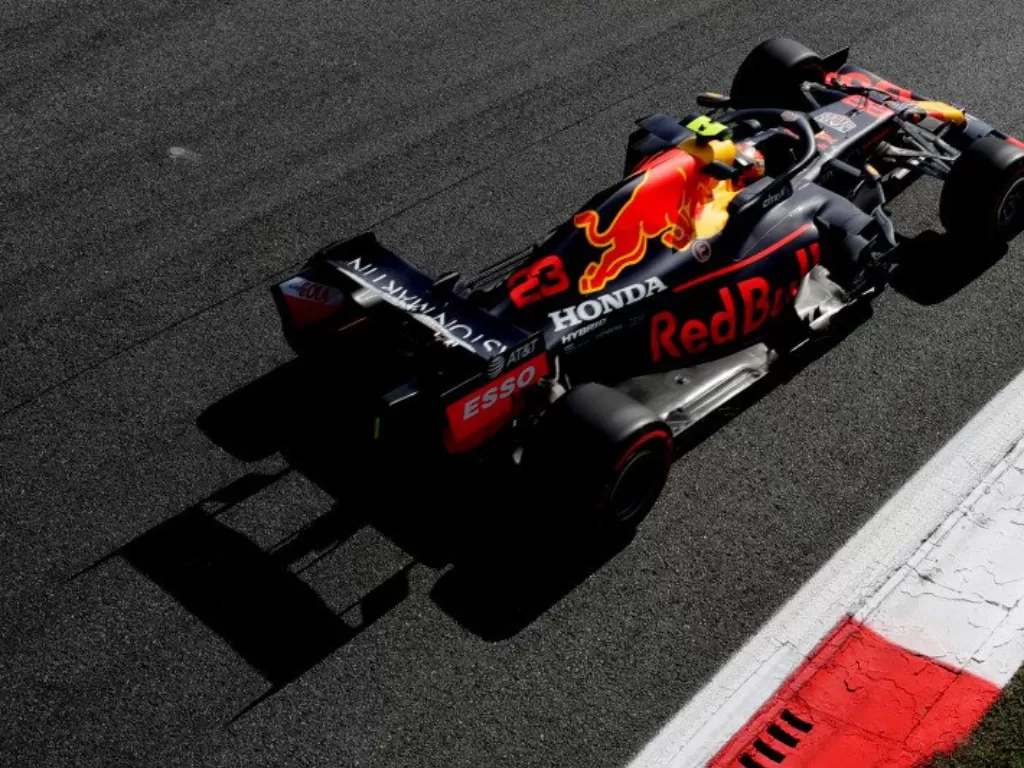 Ilustrasi. Pebalap tim Red Bull Alexander Albon di sesi latihan Grand Prix Italia, Sirkuit Monza. (4/9/2020) (photo/Luca Bruno/Pool via Reuters)