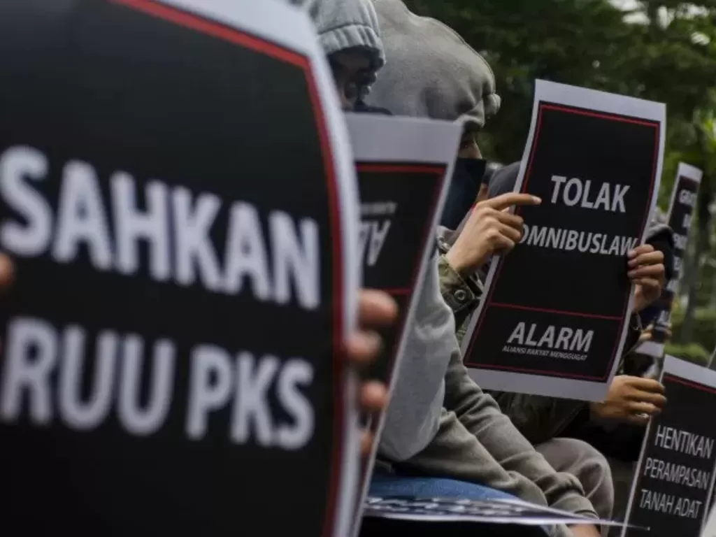   Massa yang tergabung dalam Aliansi Rakyat Menggugat melakukan aksi unjuk rasa di Taman Vanda, Bandung, Jawa Barat, Kamis (2/7/2020). (Photo/ANTARA/Novrian Arbi)