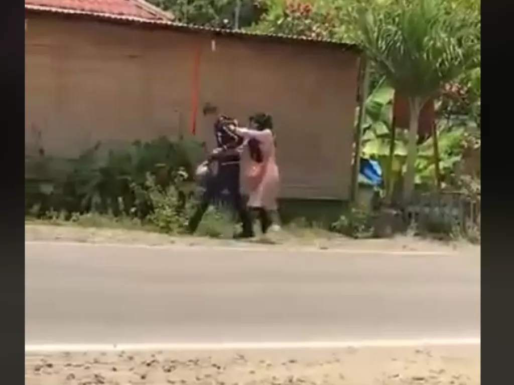 Sepasang kekasih bertengkar di pinggir jalan (Tiktok)