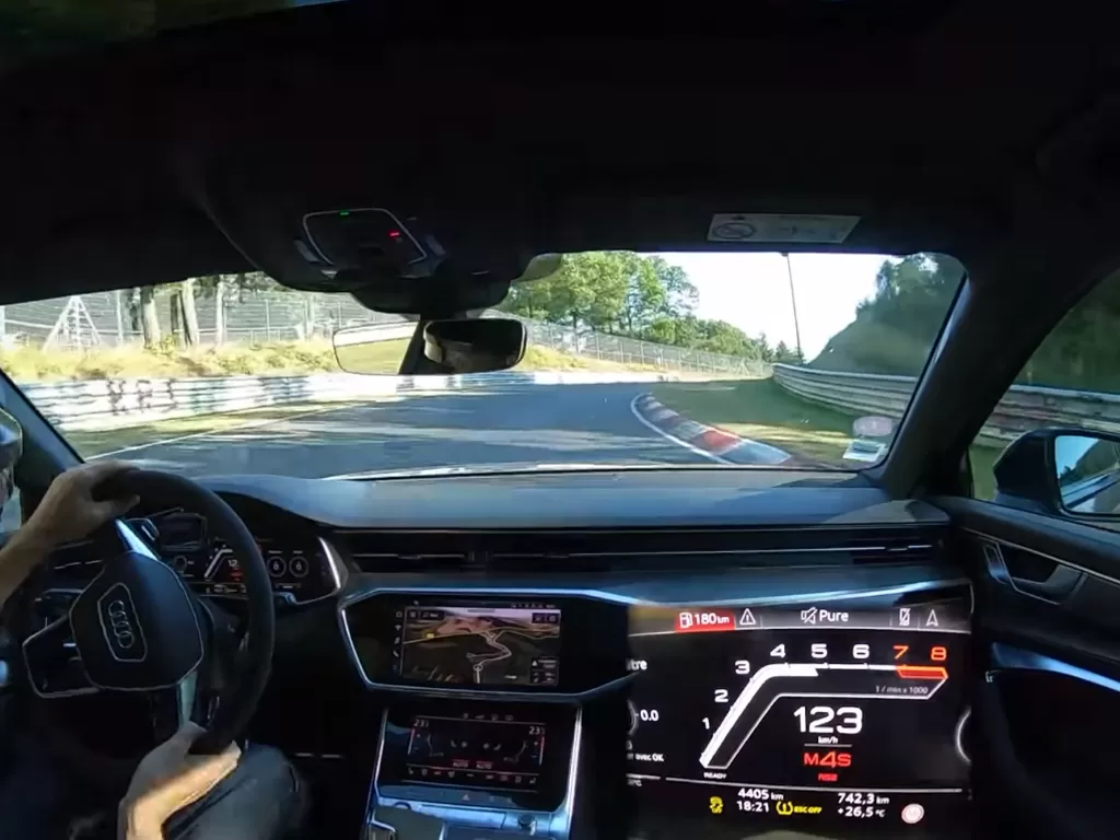 Mobil Audi RS6 Avant saat dibawa melaju di Nurburgring (photo/YouTube/L'argus)