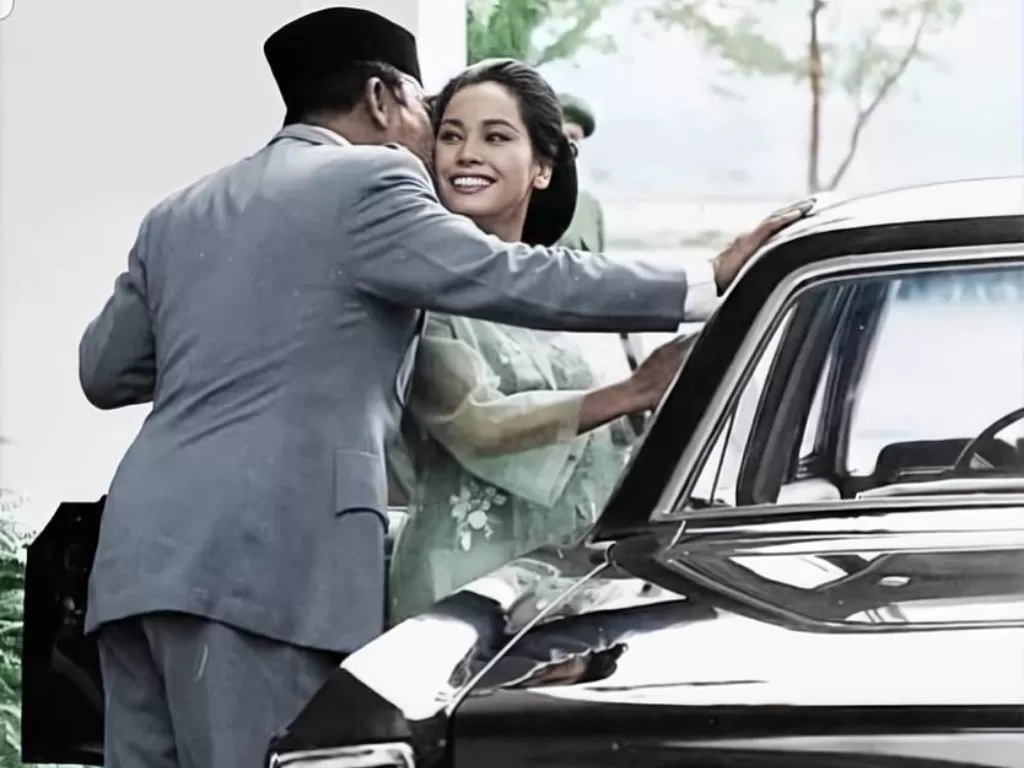 Presiden Soekarno mencium mesra istrinya, Dewi Seokarno. (Instagram)