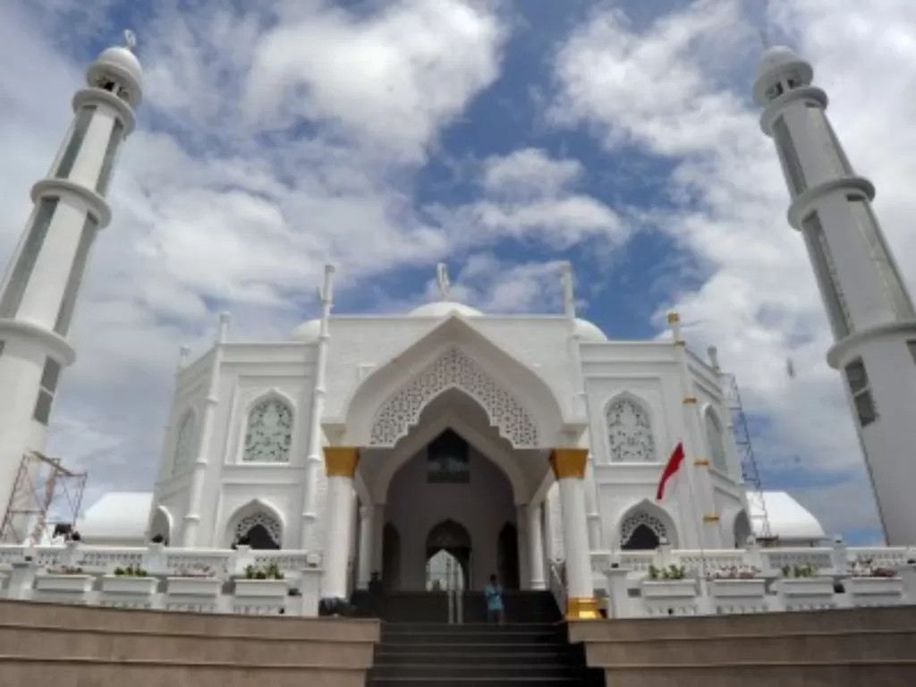 Ilustrasi wisata halal, Masjid Al-Hakim di Pantai Padang, Sumatera Barat. (ANTARA FOTO/Iggoy el Fitra)