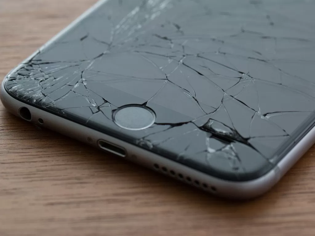 Ilustrasi layar smartphone iPhone yang sudah pecah (photo/The Verge)