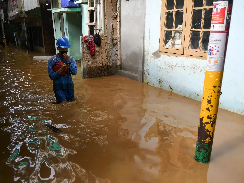 Ilustrasi rumah penduduk yang tergenang banjir. (ANTARA FOTO/Galih Pradipta)