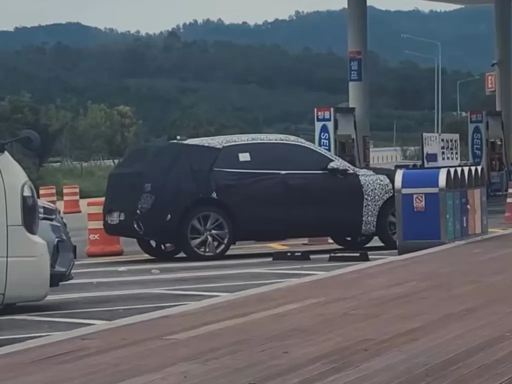 Mobil Genesis GV70 terbaru saat terlihat di Korea Selatan (photo/YouTube/????TV)