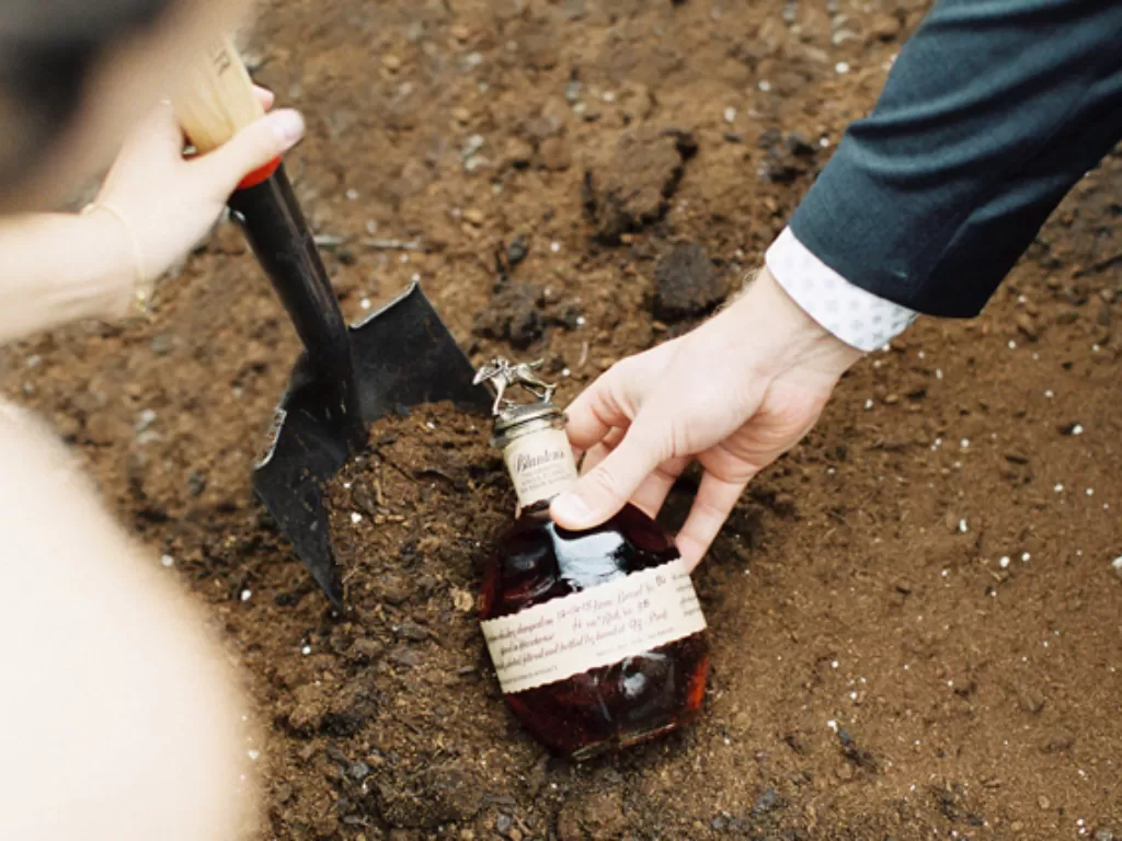 Ilustrasi menguburkan botol wiksi bourbon. (burnettsboards.com)
