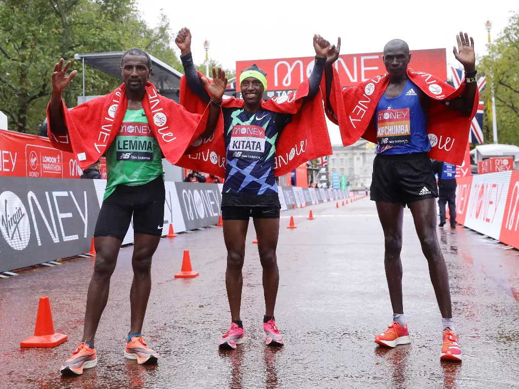 Shura Kitata dari Ethiopia merayakan kemenangan dalam perlombaan elit putra dengan juara kedua dari Kenya Vincent Kipchumba dan juara ketiga Sisay Lemma dari Ethiopia (REUTERS/Richard Heathcote)