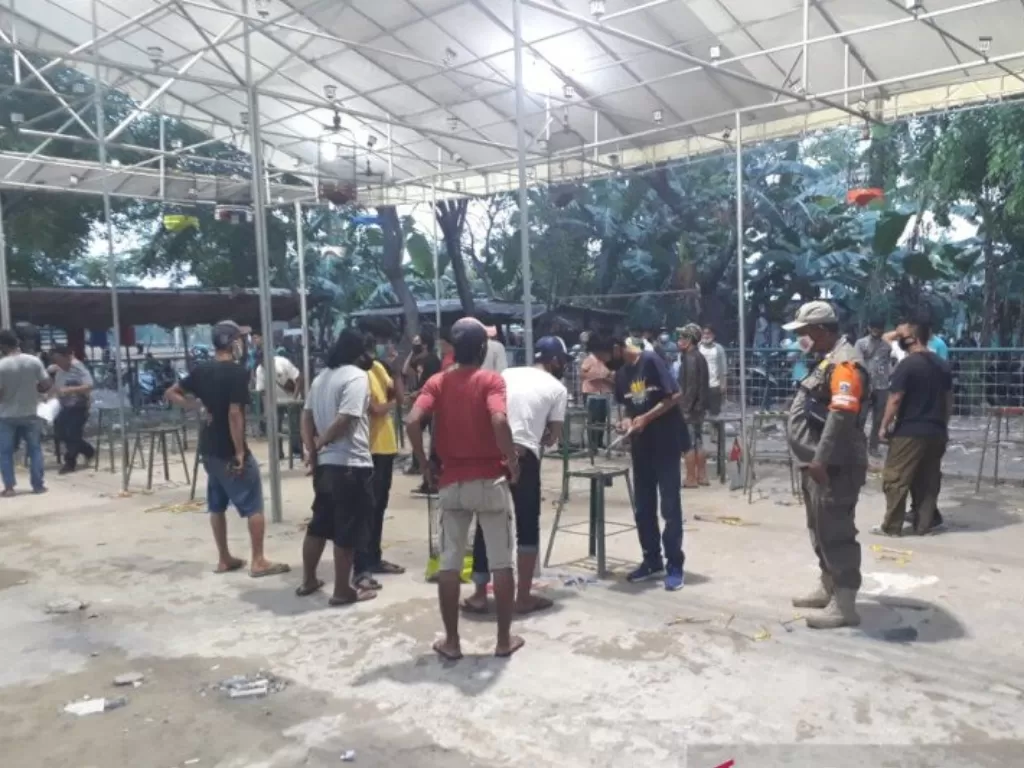 Jajaran Tiga Pilar Kecamatan Kembangan membubarkan lomba adu burung berkicau di Lapangan Intercon, Kembangan Jakarta Barat, Minggu (4/10/2020). (ANTARA/HO-Polres Metro Jakarta Barat)