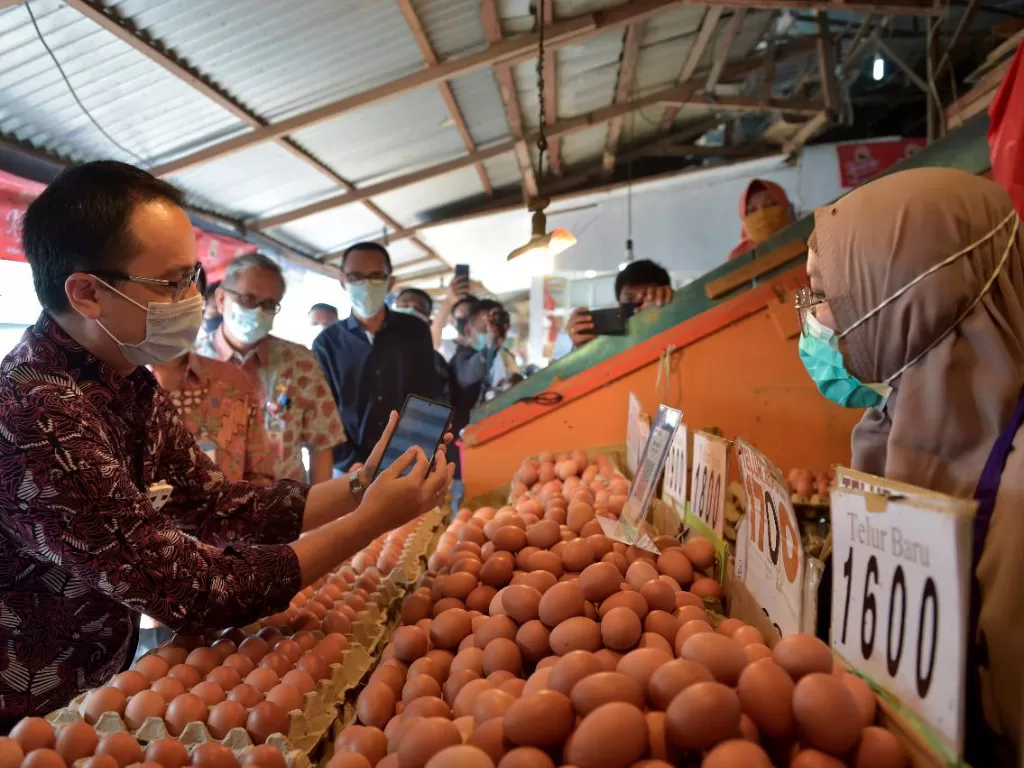 Wamendag Jerry Sambuaga menyosialisasikan sistem pembayaran non tunai di Pasar Bersehati, Kota Manado, Sulut. (Biro Humas Kemendag)