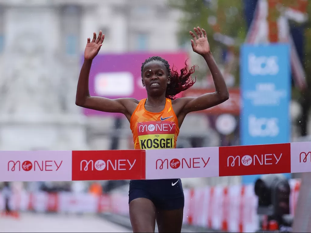Brigid Kosgei dari Kenya merayakan kemenangannya dalam perlombaan elit putri London Marathon (REUTERS/Richard Heathcote)