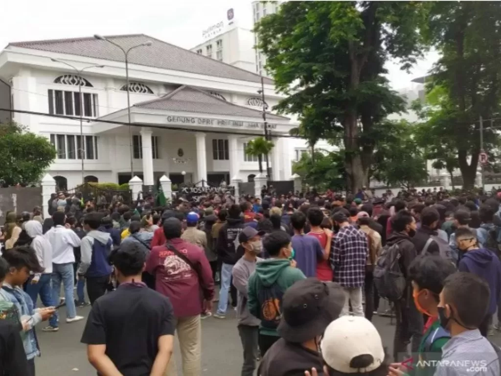 Massa melakukan aksi menolak UU Cipta Kerja di depan Gedung Dewan Perwakilan Rakyat Daerah (DPRD) Jawa Barat, Kota Bandung, Selasa (6-10-2020). (ANTARA/Bagus Ahmad Rizaldi)