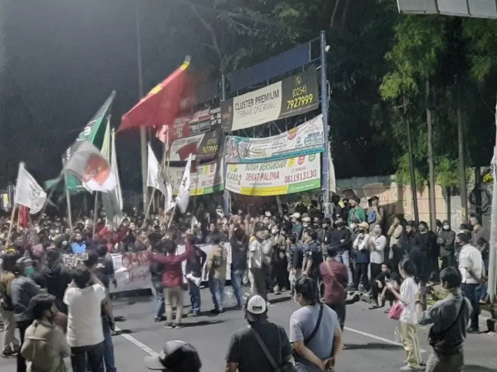 Aksi unjuk rasa mahasiswa yang tergabung dalam aliansi Geger Banten melakukan unjuk rasa menolak Omnibus Law atau Undang-Undang cipta kerja berujung ricuh. (Foto: ANTARA/Mulyana)
