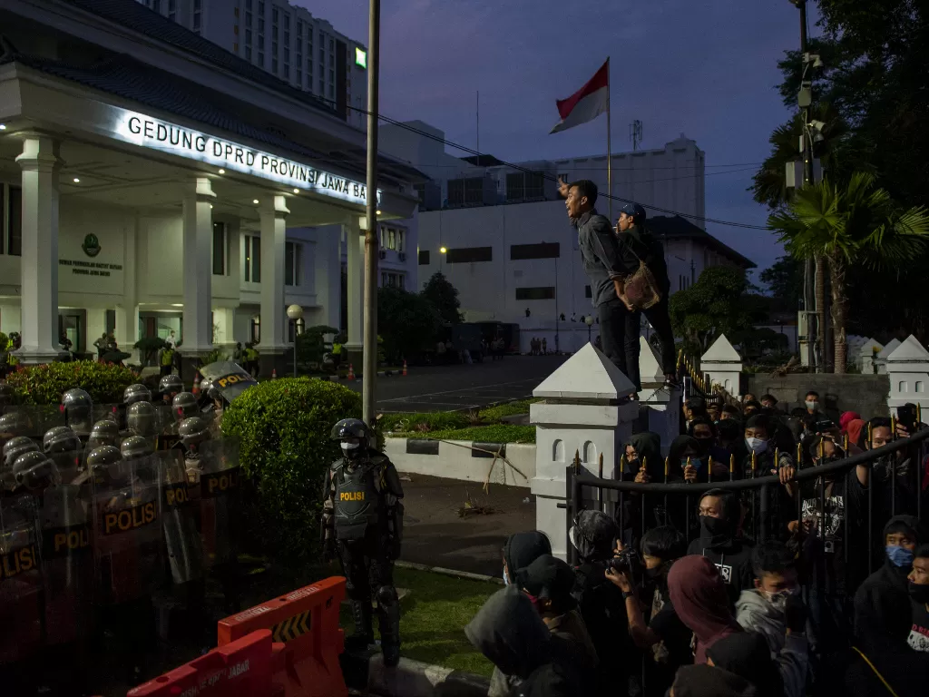 Demonstran melakukan aksi saat unjuk rasa tolak Undang-Undang Cipta Kerja, di Depan Gedung DPRD Jawa Barat, Bandung, Jawa Barat, (6/10/2020). (Photo/ANTARA FOTO/Arie Nugraha)