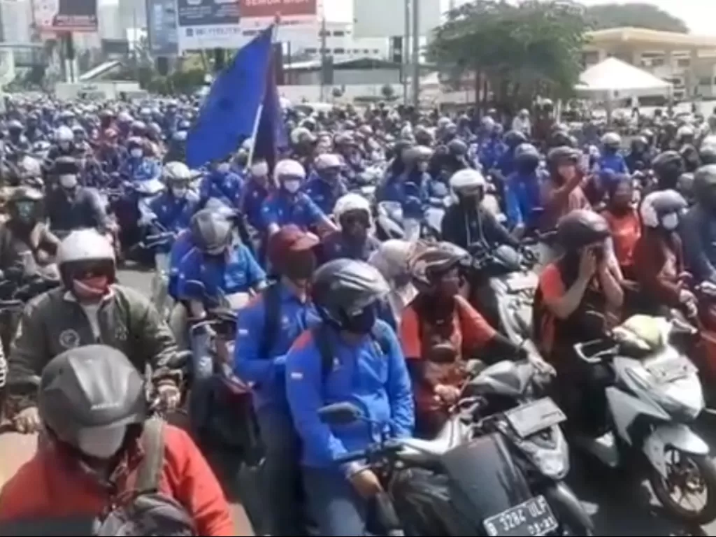 Viral massa buruh bergerak ke DPRD Bekasi. (Instagram/@infia_fact).