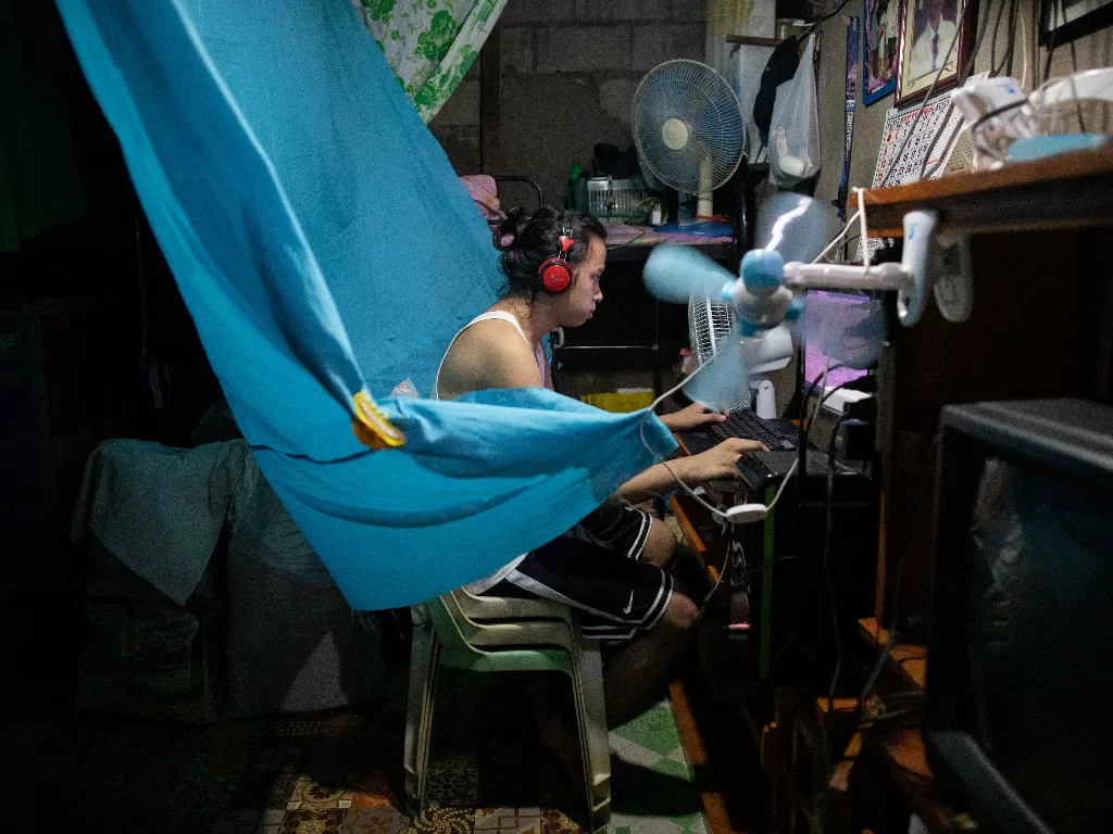 Mahasiswa John Sorba, 20, menghadiri kelas online-nya di rumah gubuk keluarganya (REUTERS/Eloisa Lopez)