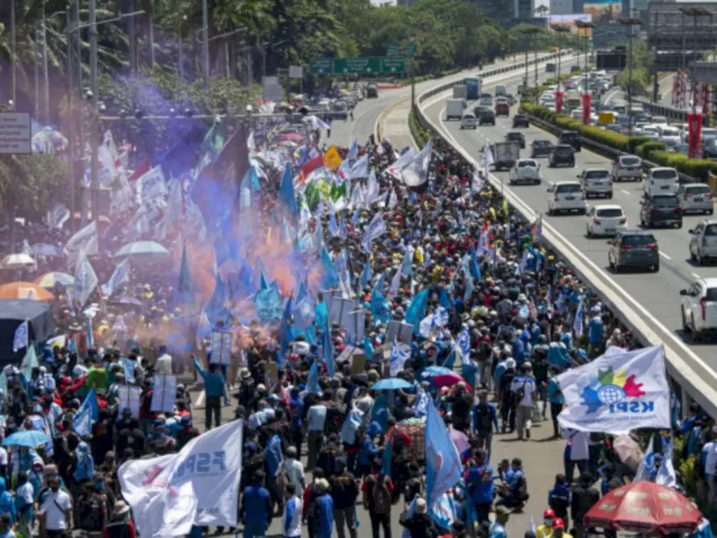 Massa buruh berunjuk rasa di depan kompleks Parlemen, Senayan, Jakarta, Selasa (25/8/2020). (ANTARA/Aditya Pradana Putra)